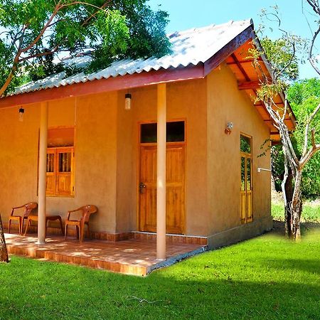 Indika Lake Resort Nuwarawewa Екстер'єр фото