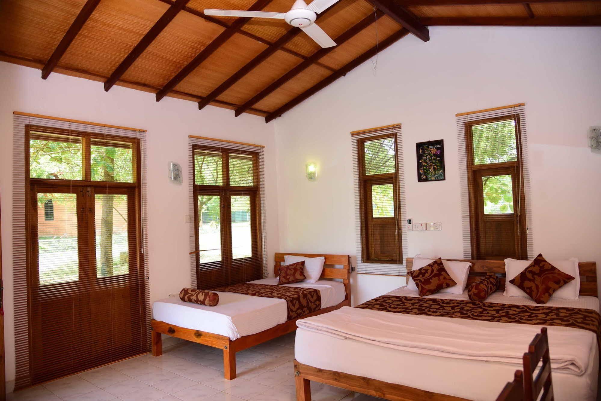 Indika Lake Resort Nuwarawewa Екстер'єр фото