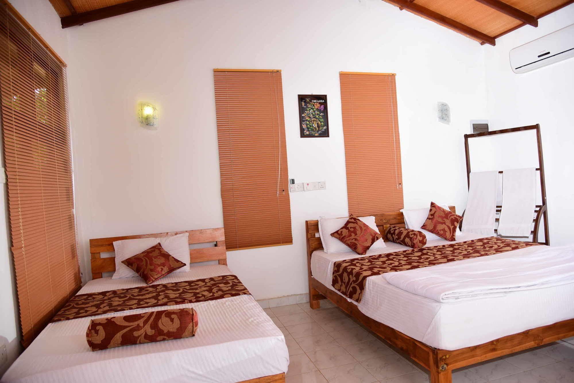 Indika Lake Resort Nuwarawewa Екстер'єр фото